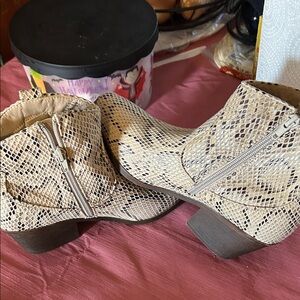 True Craft Winnie cowboy boots in size 6 in EUC. No scuffs or stains.